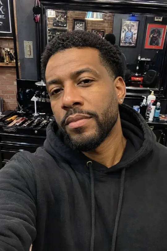 Skin fade avec boucles texturées et pointes blondes — avant